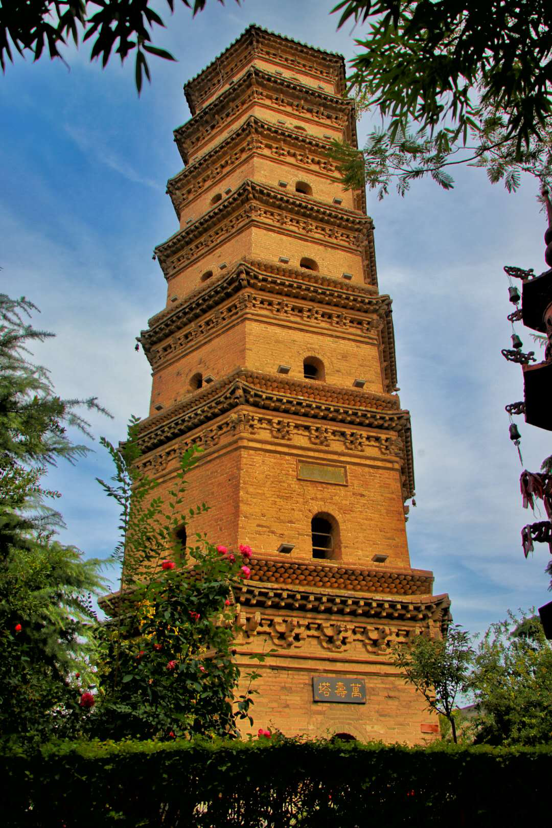 万寿塔位于延津县城北街大觉寺院内,始建于唐天宝年间(724年--755年)